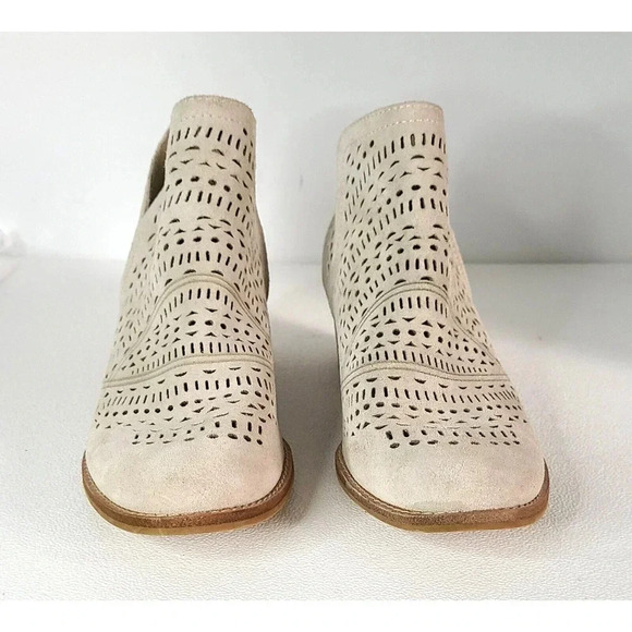 Earth WYOMING WONDER Ankle Boots Perforated Suede Leather Back Zip Cream SZ 8 - Picture 2 of 9